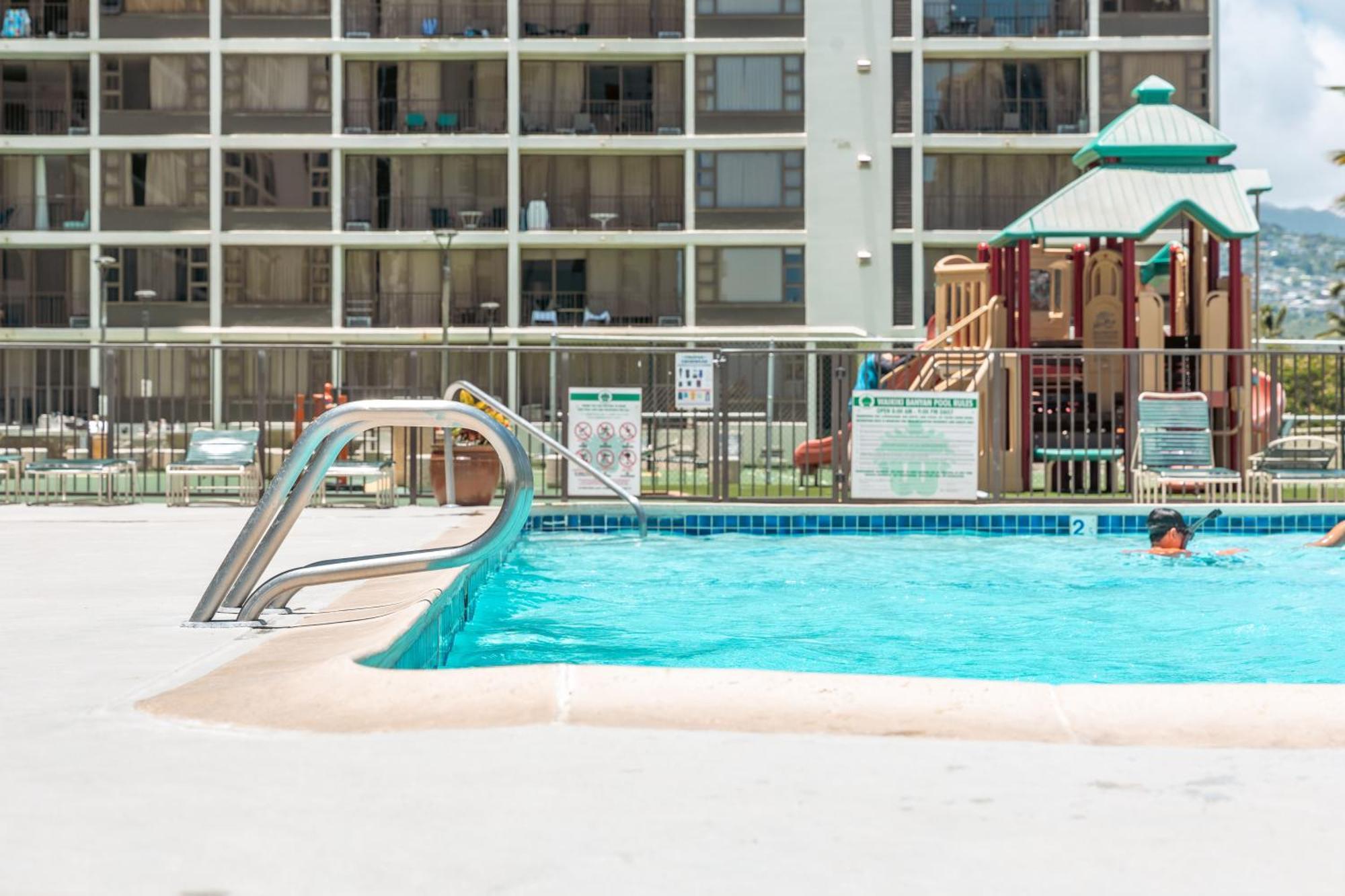 Stylish Waikiki Banyan 1br With Free Parking! *